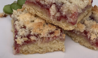 Rhubarb jam slice with crunchy base